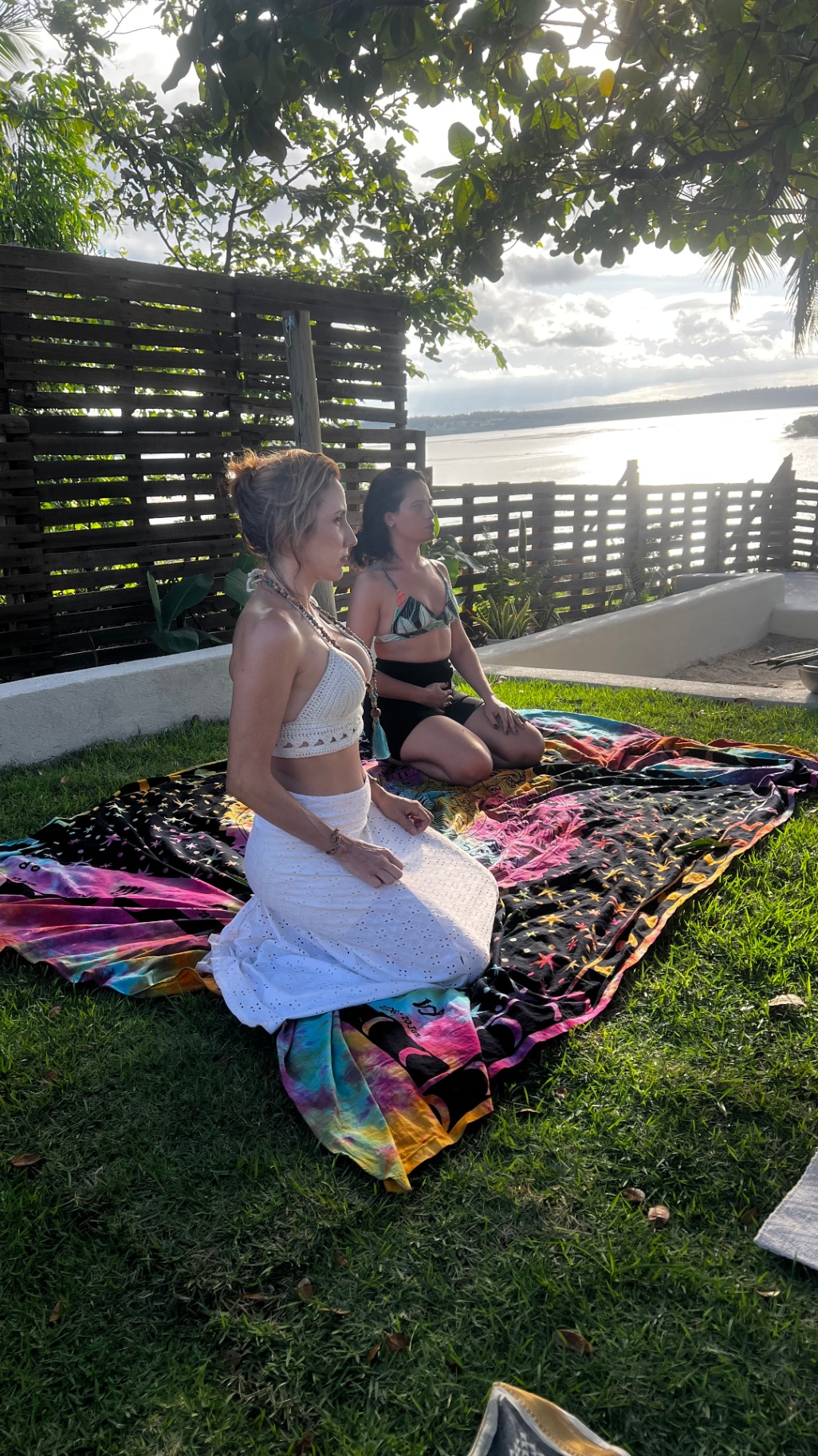 Duas mulheres em meditação sentada