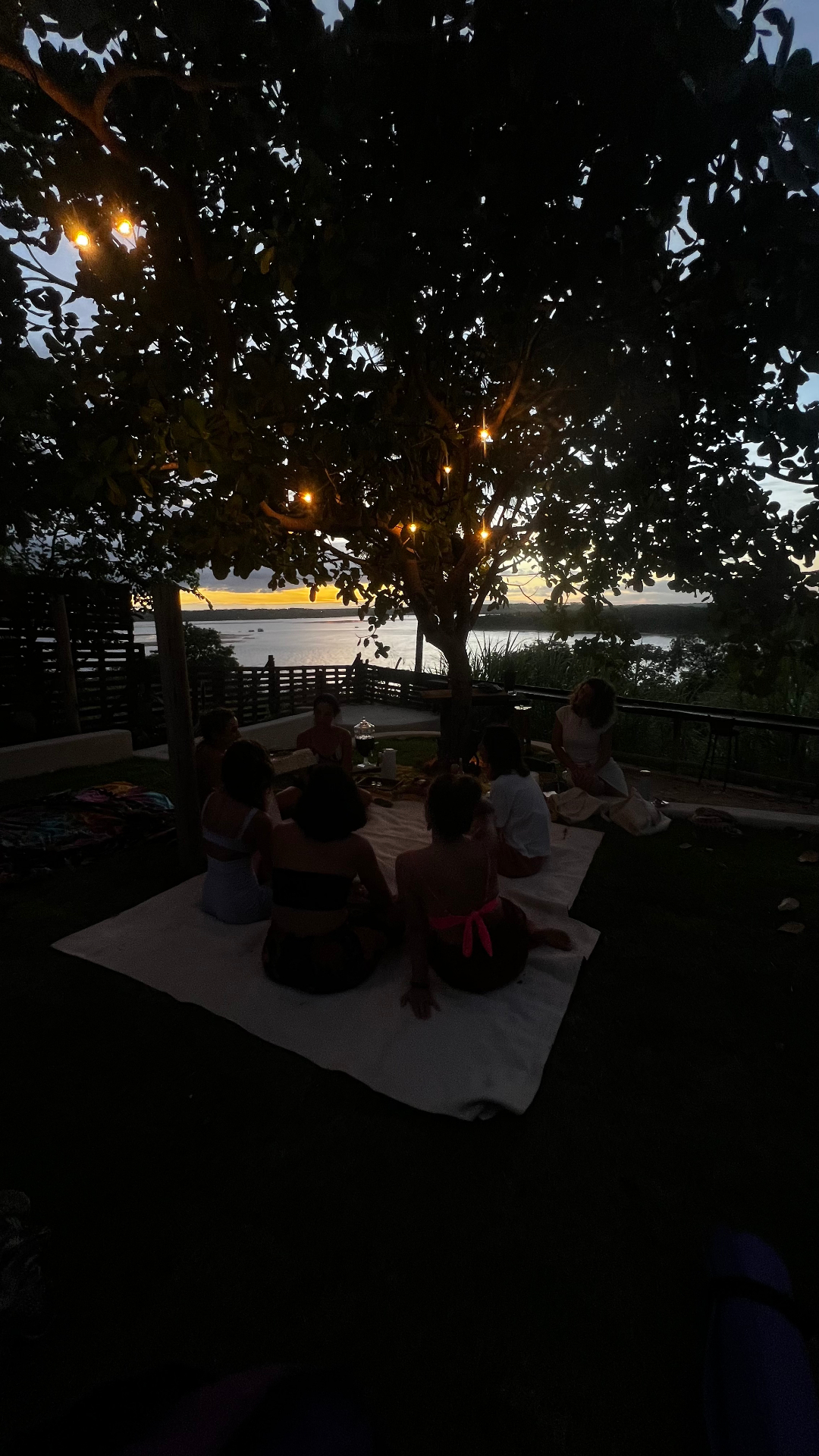 Círculo ao crepúsculo com vista para o mar