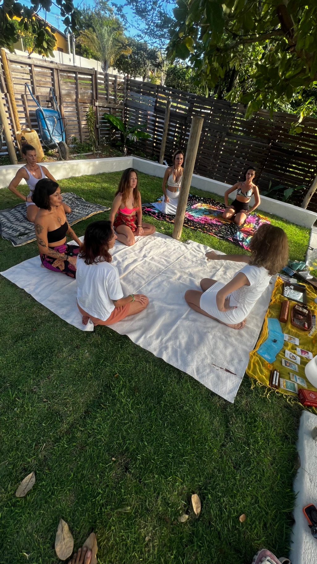 Roda de tarô e partilha no jardim